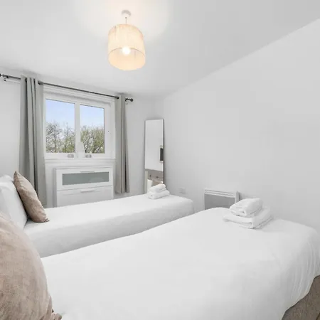 Апартаменты Cosy 2-bed Sleeps 4 *