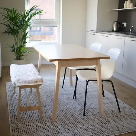 아파트 Lovely 2 Bed Apartment, Sleeps 6,