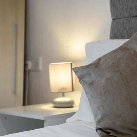 Cosy 2-bed Sleeps 4 *