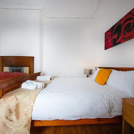 Cosy 4 Bdrm By Meadows Apartamento