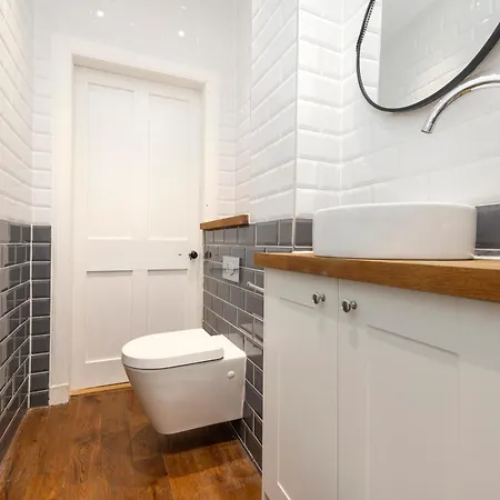 Stylish West End 1-bed - Prime Location *