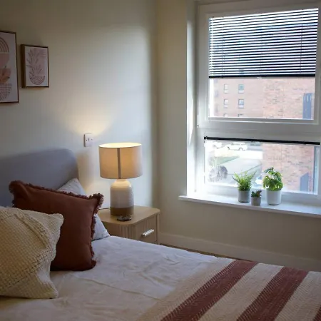 Lovely 2 Bed Apartment, Sleeps 6, *