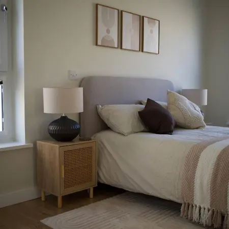 Lovely 2 Bed Apartment, Sleeps 6, 에든버러