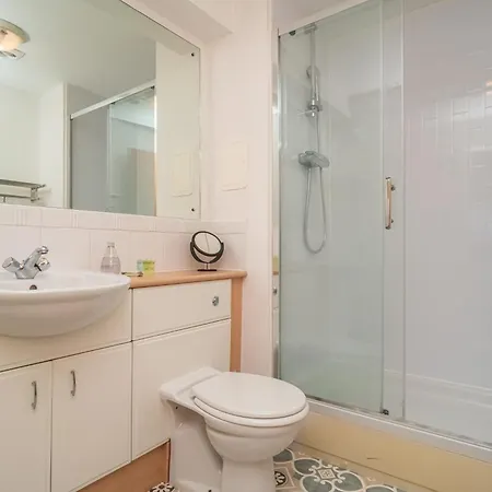 아파트 Charming 2br W Balcony & Free Parking - Pass The Keys *