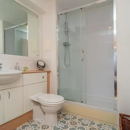 Charming 2br W Balcony & Free Parking - Pass The Keys