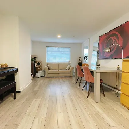 3 Bed Garden House Direct Connection To Airport N Train Station 아파트 *