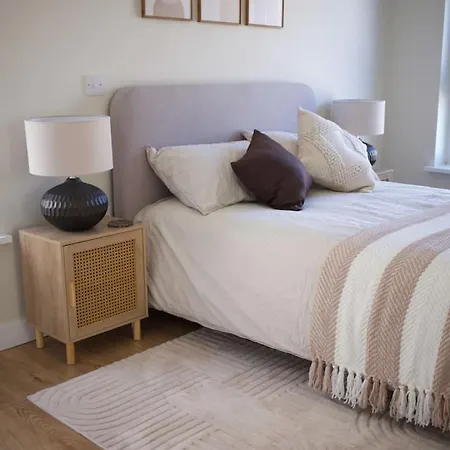 Lovely 2 Bed Apartment, Sleeps 6, アパート