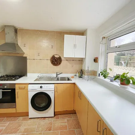 3 Bed Garden House Direct Connection To Airport N Train Station *