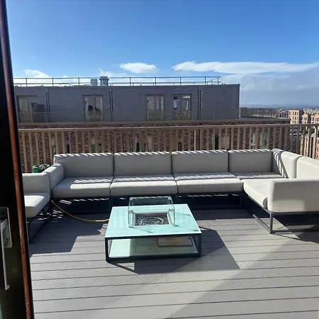 Stunning And Three Bedroom Penthouse With Roof Terrace *