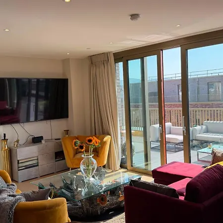 Stunning And Three Bedroom Penthouse With Roof Terrace Апартаменты