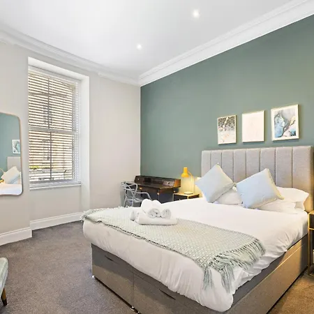 Castle Steps Away - Modern Flat *
