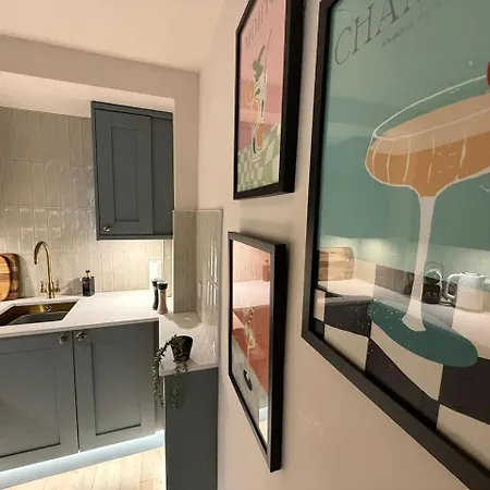 Traditional 1 Bed, Centre, *