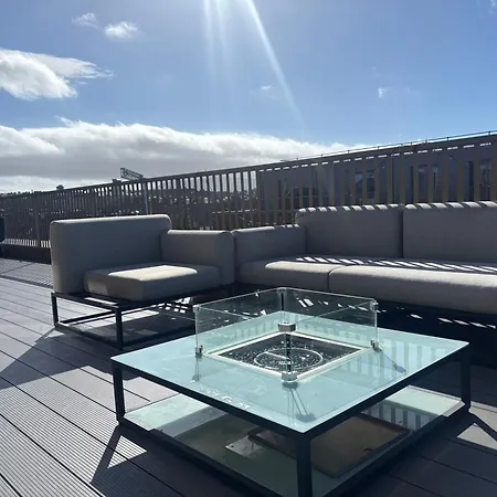 Апартаменты Stunning And Three Bedroom Penthouse With Roof Terrace *