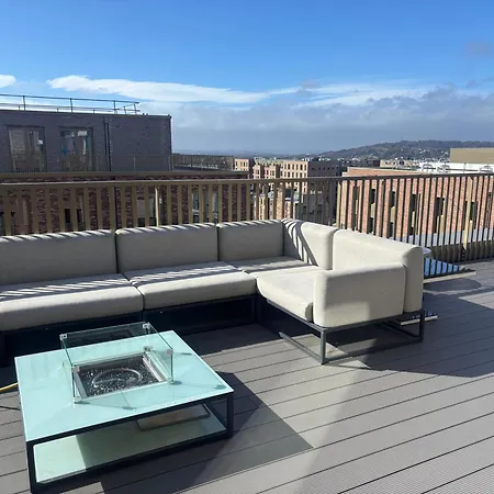 Stunning And Three Bedroom Penthouse With Roof Terrace