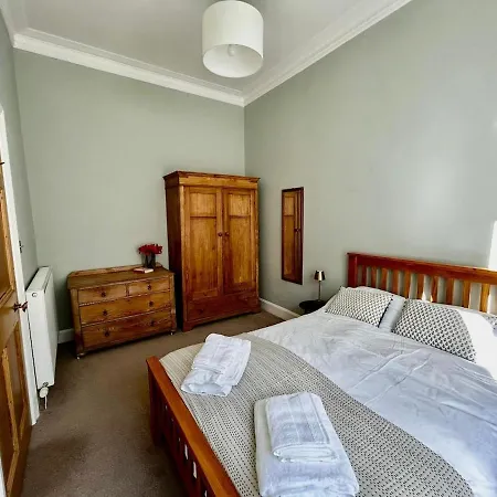 Peaceful Festival Retreat - Main Door Garden Flat *
