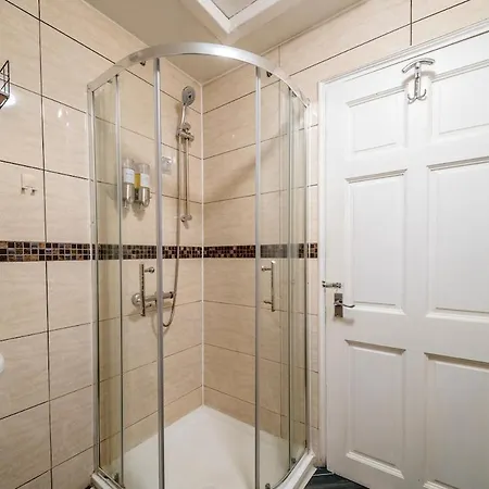 The Caledonian Retreat Sleep 6, Walk Everywhere! Apartman *