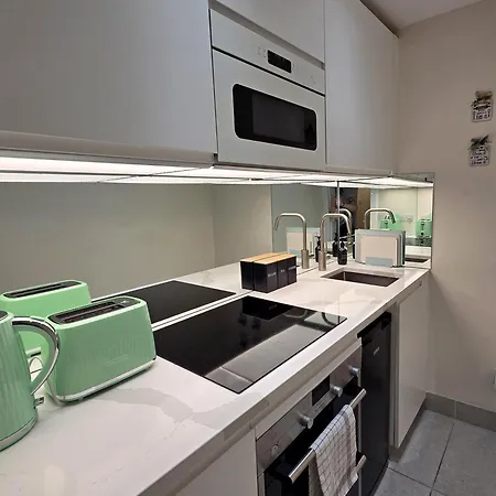 아파트 Lovely Immaculate Flat By Meadows