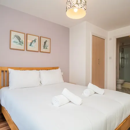 Charming 2br W Balcony & Free Parking - Pass The Keys