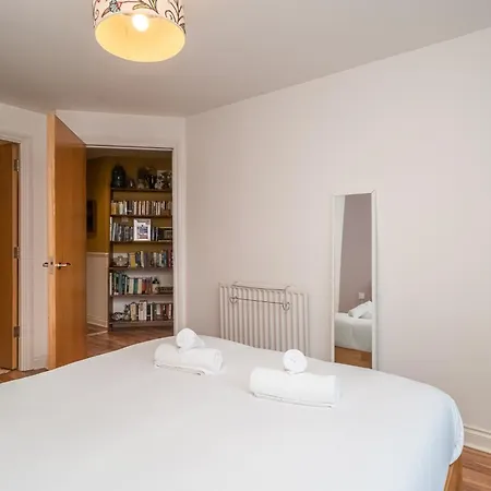 Charming 2br W Balcony & Free Parking - Pass The Keys 아파트 에든버러