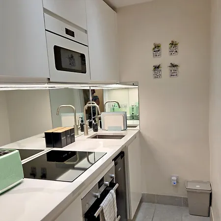 아파트 Lovely Immaculate Flat By Meadows *