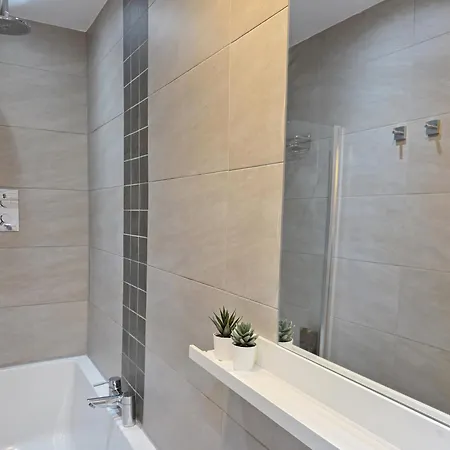 Lovely Immaculate Flat By Meadows *