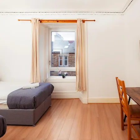 Cosy 2 Bdrm In Centre Of Lägenhet