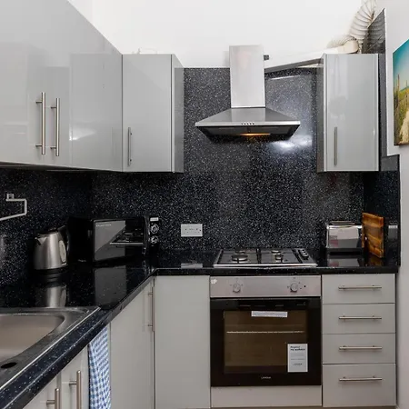 Cosy 2 Bdrm In Centre Of Apartamento