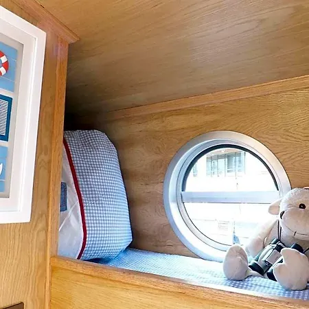 - Houseboats 4*