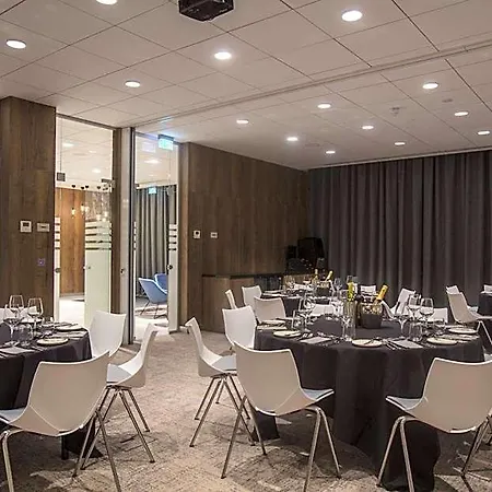 Courtyard By Marriott West Hotel