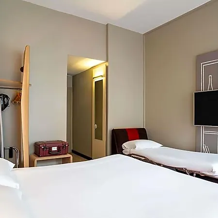 Ibis Centre Royal Mile Hotel 3*