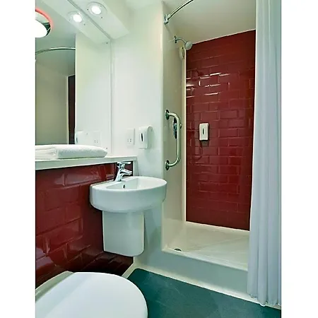 Travelodge Queen Street Hotel 3*