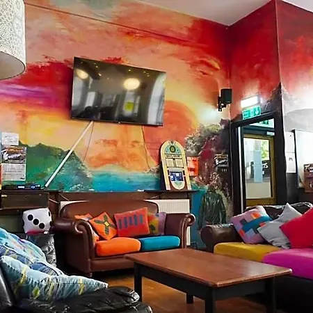 High Street - Over 18s Only, Backpackers Atmosphere (adults Only) *