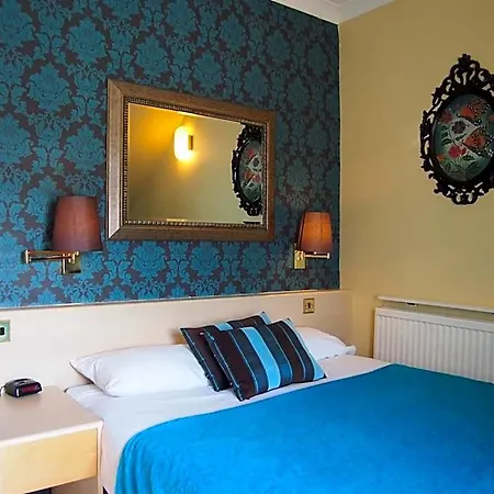 Thistle Hotel 3*