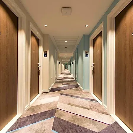 Hotel Hampton By Hilton West End 3*