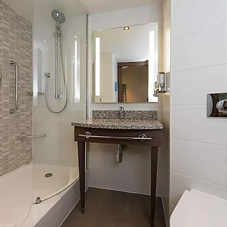 Hotel Hampton By Hilton West End 3*