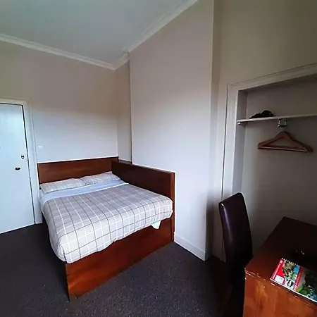 Adelphi Pensión 3*