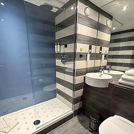 Village 4* Edinburgh