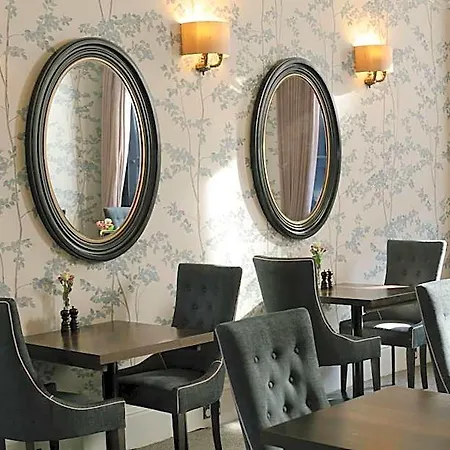 Nira Caledonia Hotel 4*
