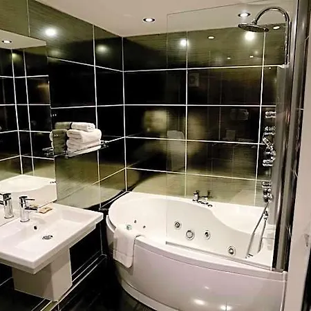 Nira Caledonia Hotel 4*