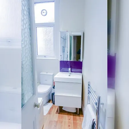 Newly Furnished 2 Bedroom On Leith Walk