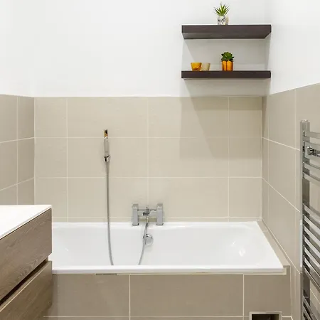 Beautifully Modernised New Town Appartamento *