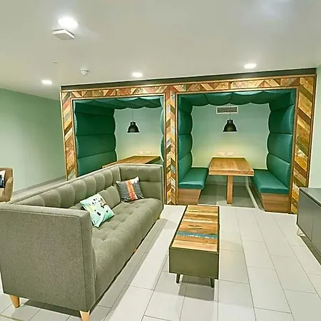 Destiny Student - Meadow Court Apartment Edinburgh