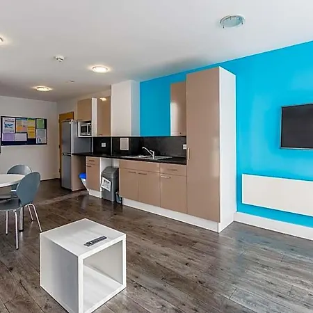 Destiny Student - Holyrood Daire