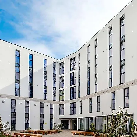 Daire Destiny Student - Holyrood