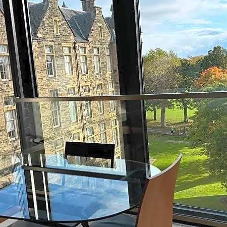 Stunning Park View Quartermile Close Proximity To Castle Edinburgh