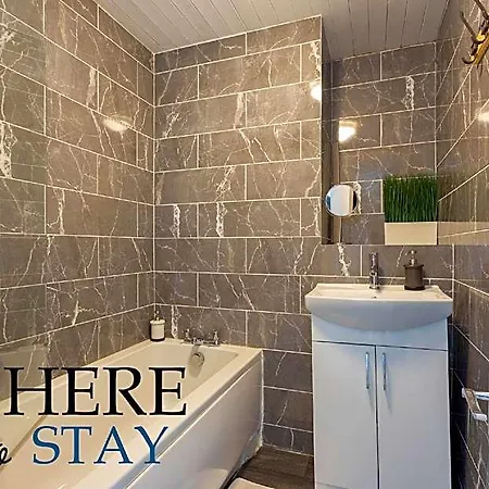Brunswick Road Lovely 2 Bed Hotel