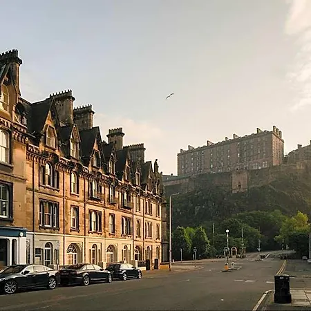 Aparthotel 33 Castle Terrace 4*