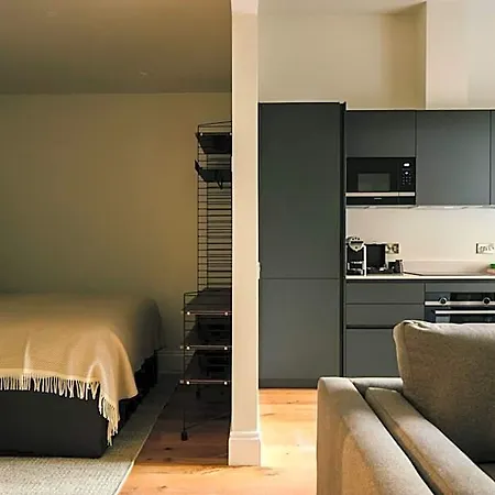 Aparthotel 33 Castle Terrace 4*