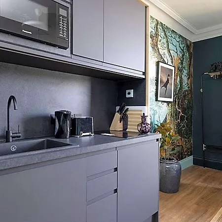 30 Castle Street 3*