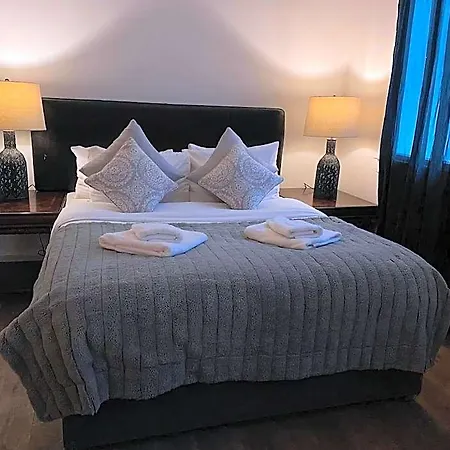Queen Street Boutique Aparthotel 5*